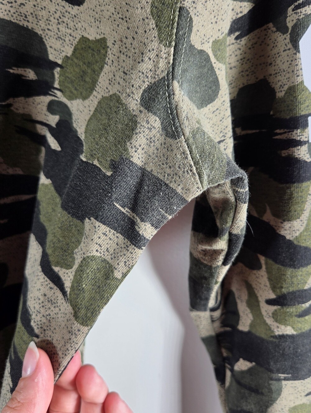 🆕️ Carhartt Women's Camo Long Sleeve Logo Graphic T-Shirt - Picture 7 of 11